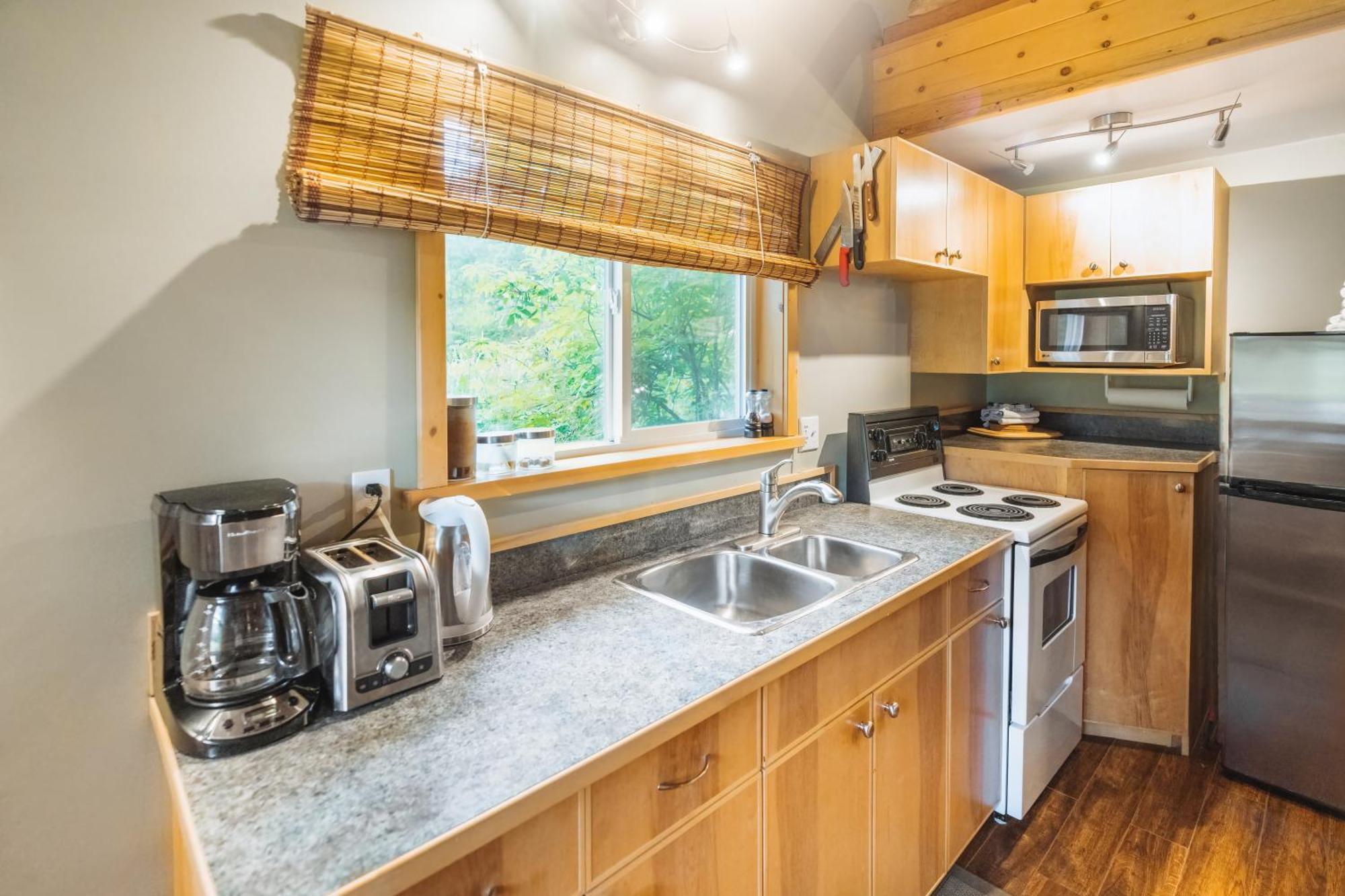 Bella Coola Grizzly Tours And Resort Hagensborg Esterno foto