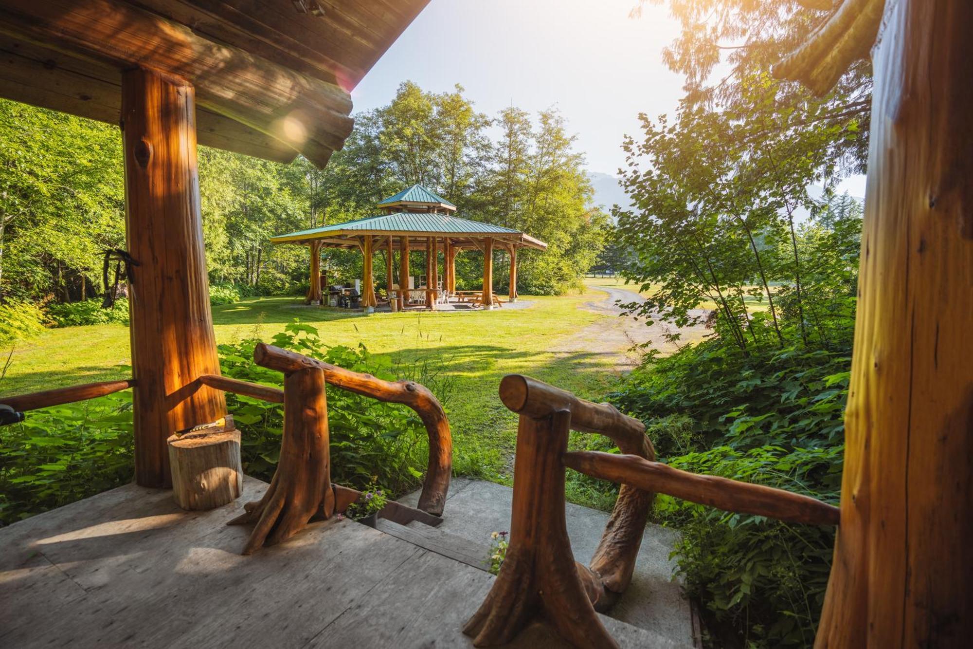 Bella Coola Grizzly Tours And Resort Hagensborg Esterno foto