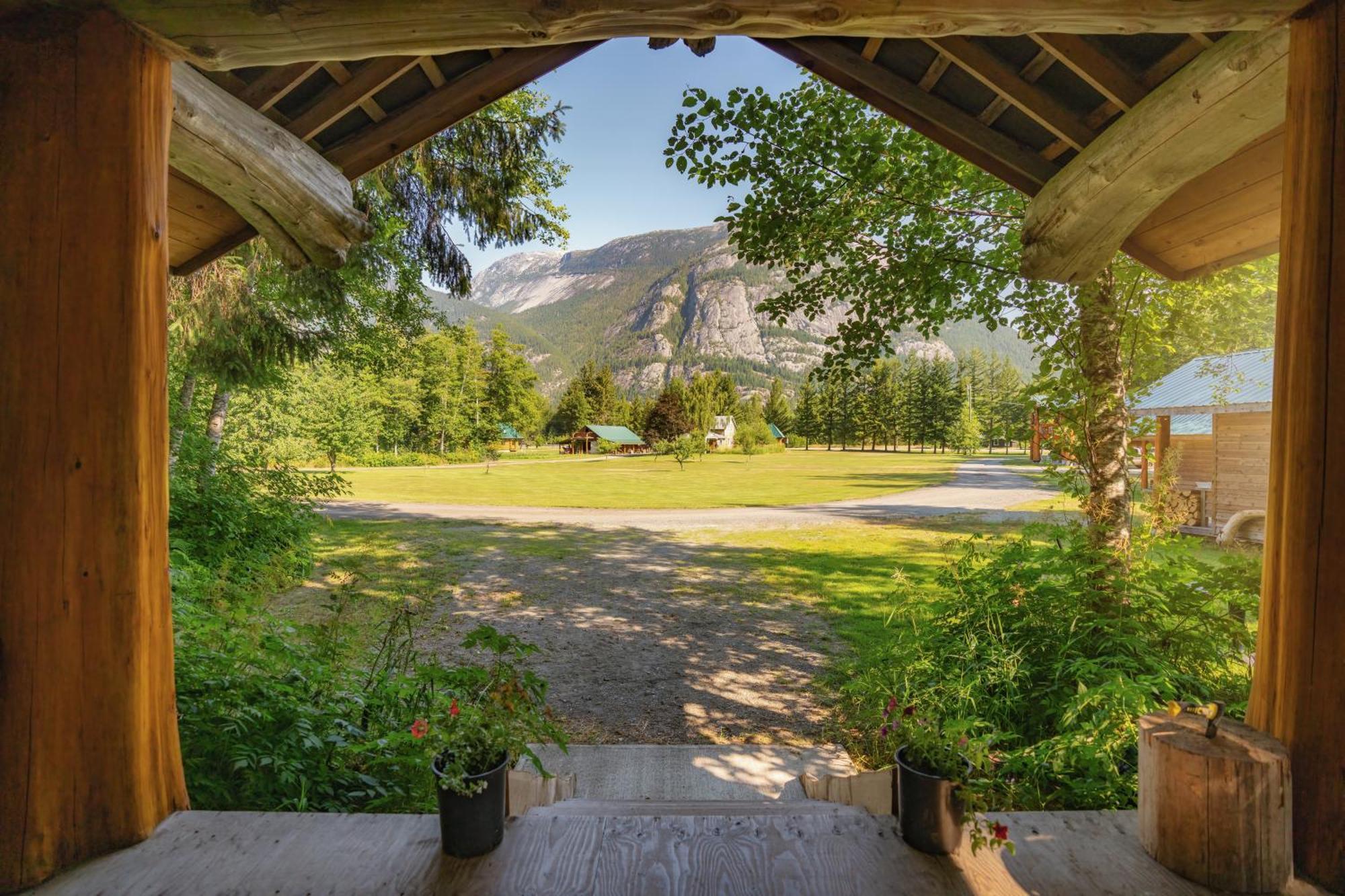 Bella Coola Grizzly Tours And Resort Hagensborg Esterno foto